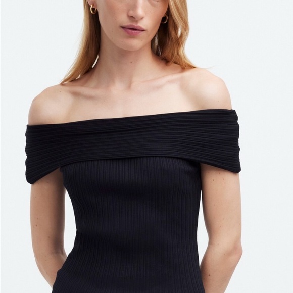 ❌SOLD❌Elegant Off-Shoulder Black Top - Picture 1 of 4